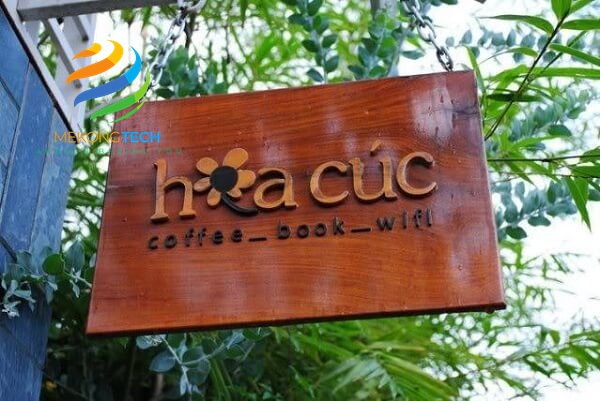 Bảng hiệu gỗ vintage góp phần tăng thêm sự chú ý cho khách hàng, thu hút thêm được nhiều khách hàng mới tới cơ sở kinh doanh